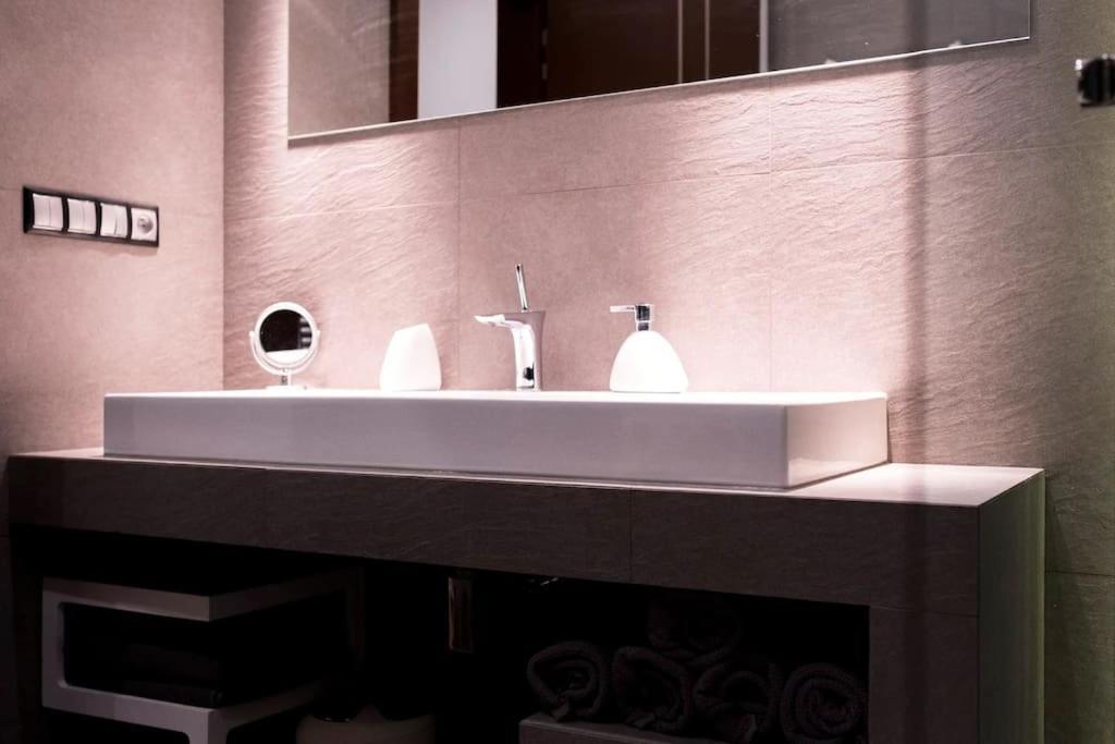 Evergreen - Old Town Spacious Stylish Apartment With Ac And One And A Half Bath, Baby & Kid- Friendly Bratislava Exterior foto